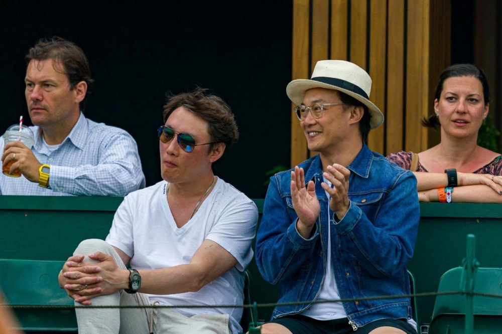 有網民分享了一張Eason與哥哥陳澤迅 (Jason) 舊合照！