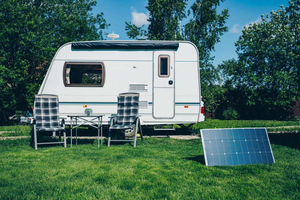 香港6個熱門露營車營地推薦，涵蓋情侶、親子、寵物友善主題，提供豪華住宿、BBQ、交通等旅遊資訊，助你輕鬆規劃車中泊露營假期。