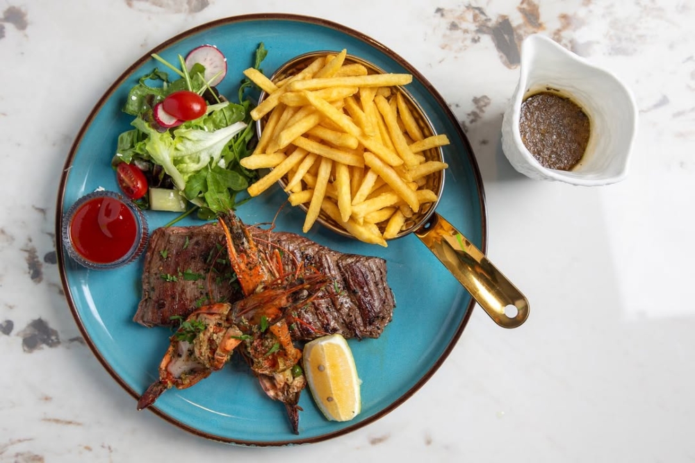 餐廳還有多款龍蝦主題料理，包括原隻波士頓龍蝦、龍蝦意粉、龍蝦燴飯、龍蝦漢堡等，款款都是真材實料，龍蝦控絕對不能錯過！