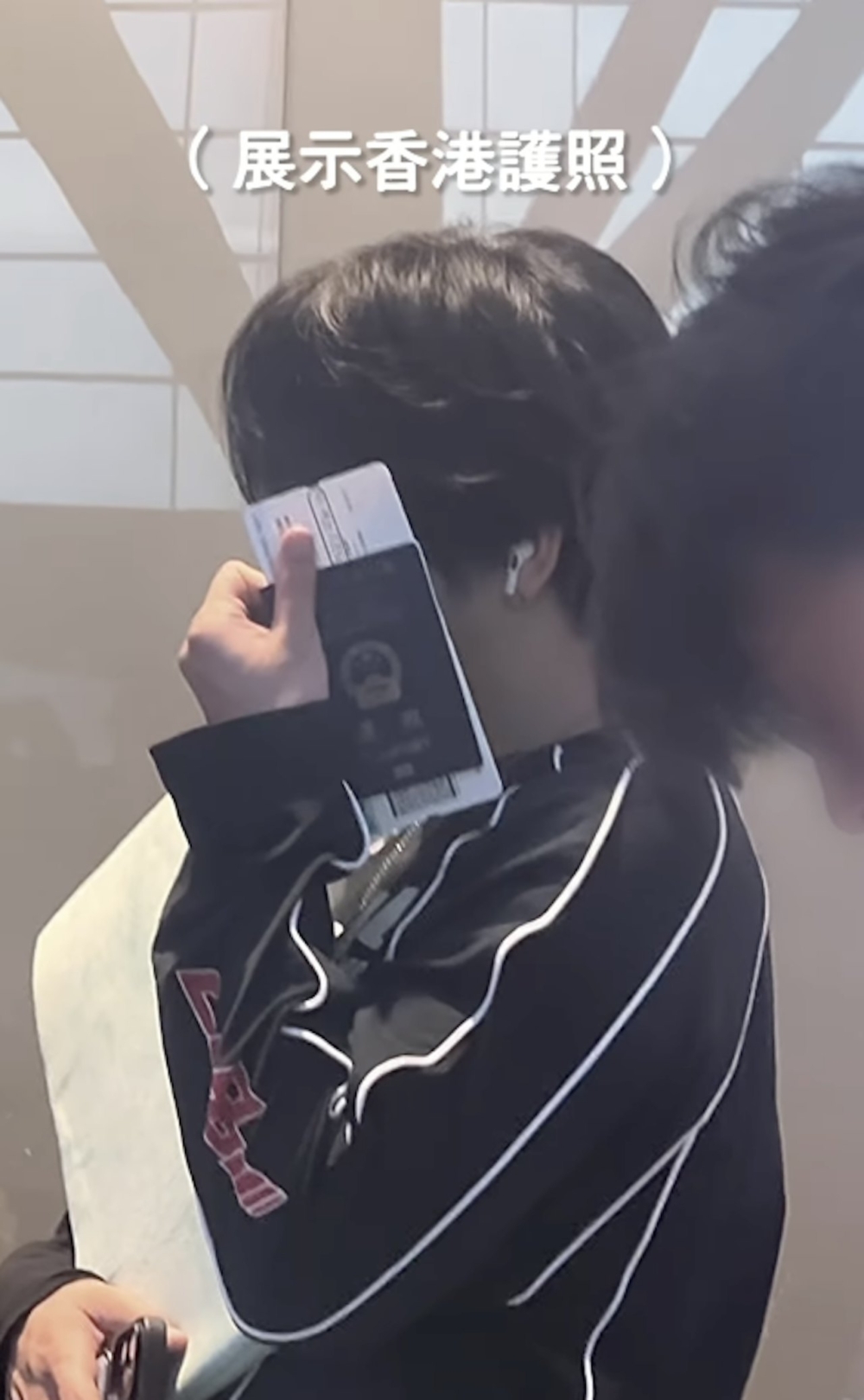 SING舉起手上的特區護照示意自己是香港人
