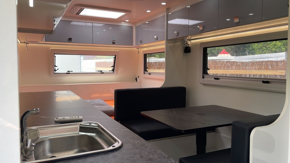 元朗 Park Nature Hillside 世外桃源營地，提供可觀賞星空的露營車和太空艙，並設有寵物友善住宿、兒童遊樂室及迷你健身室等設施。