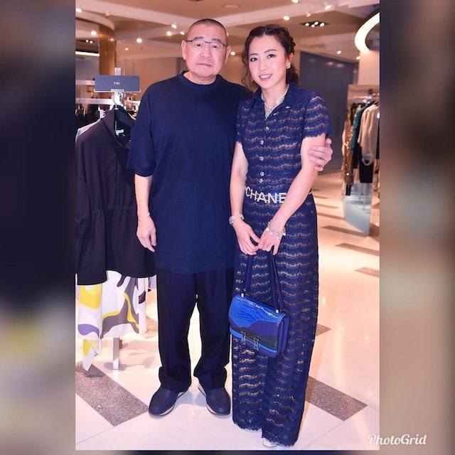 甘比出生於基層家庭，自小父母離異，與母親及繼父同住沙田公屋顯徑邨