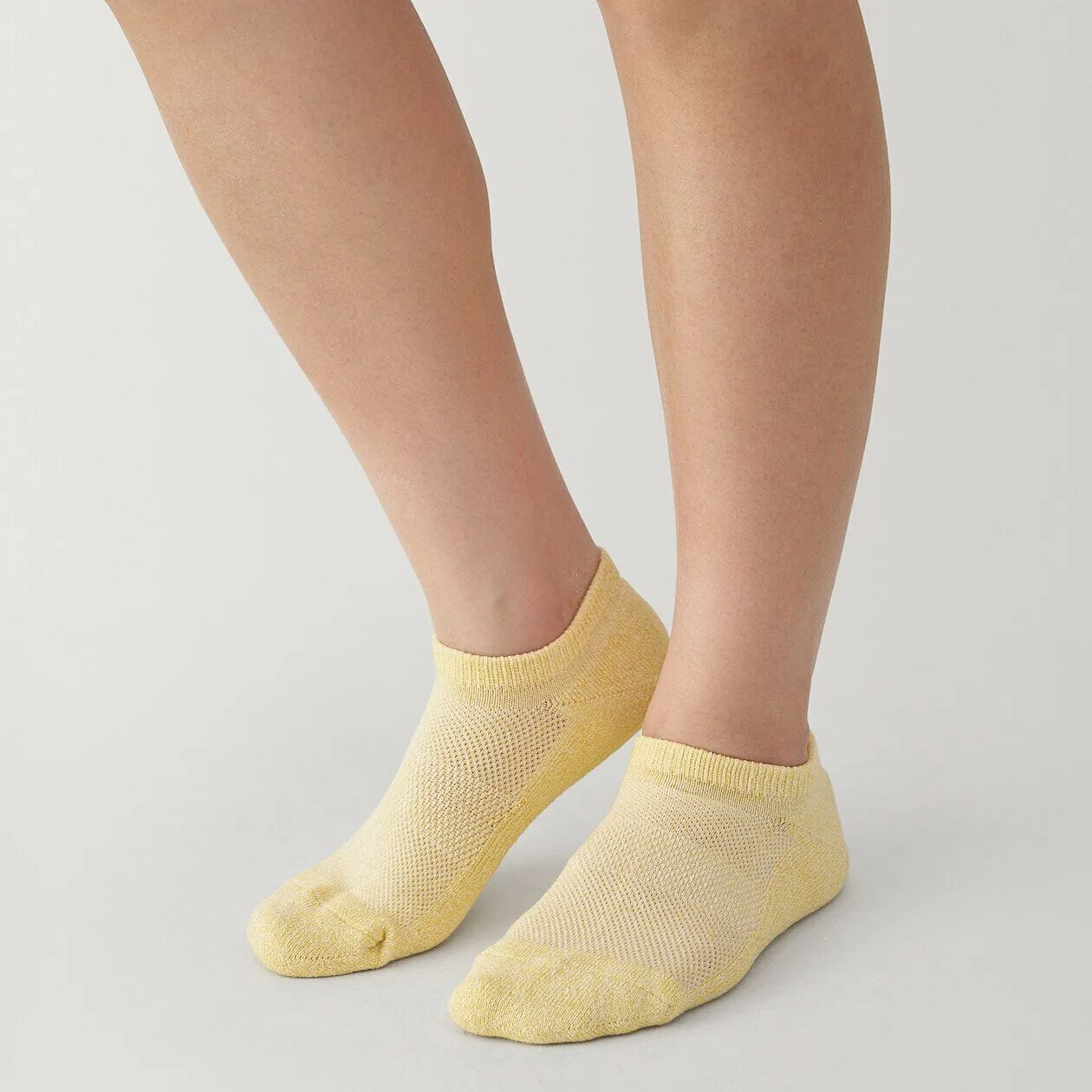 女裝和紙混紡直角船襪，採用日本紙與棉紗捻合而成的紗線。具有獨特的質感。抑制汗味。