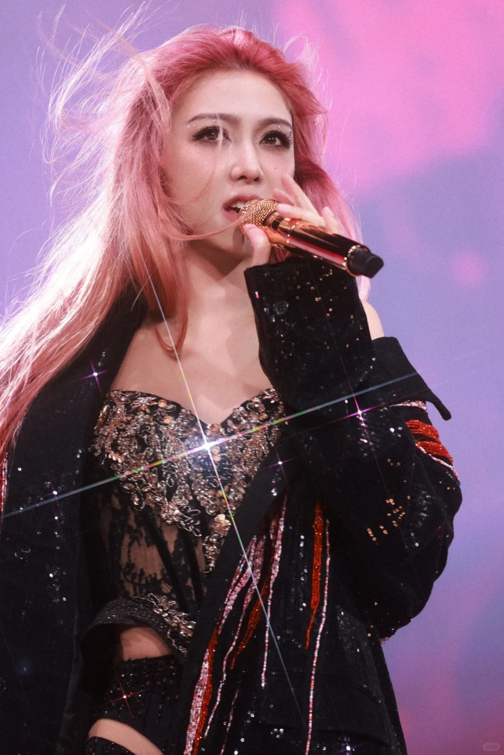 當日的「Kiss Cam」影片亦迅速被瘋傳，不少網友都笑指極尷尬