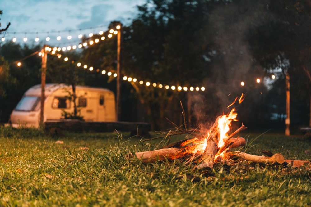 香港露營車最佳季節與必備物品指南，推薦秋冬（10-2月）涼爽觀星，夏季玩水上活動，攜帶輕便衣物、防曬用品及寵物必需品確保舒適體驗。