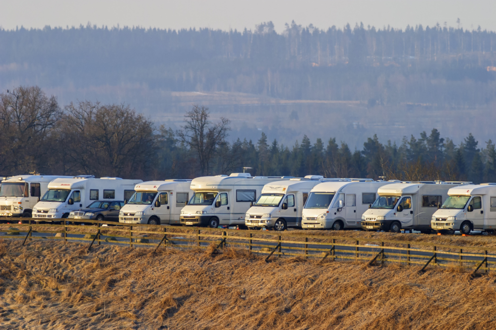 香港露營車法例和稅項指南，介紹露營車合法性、酒店稅、以及燒烤生火的相關規定與罰則。