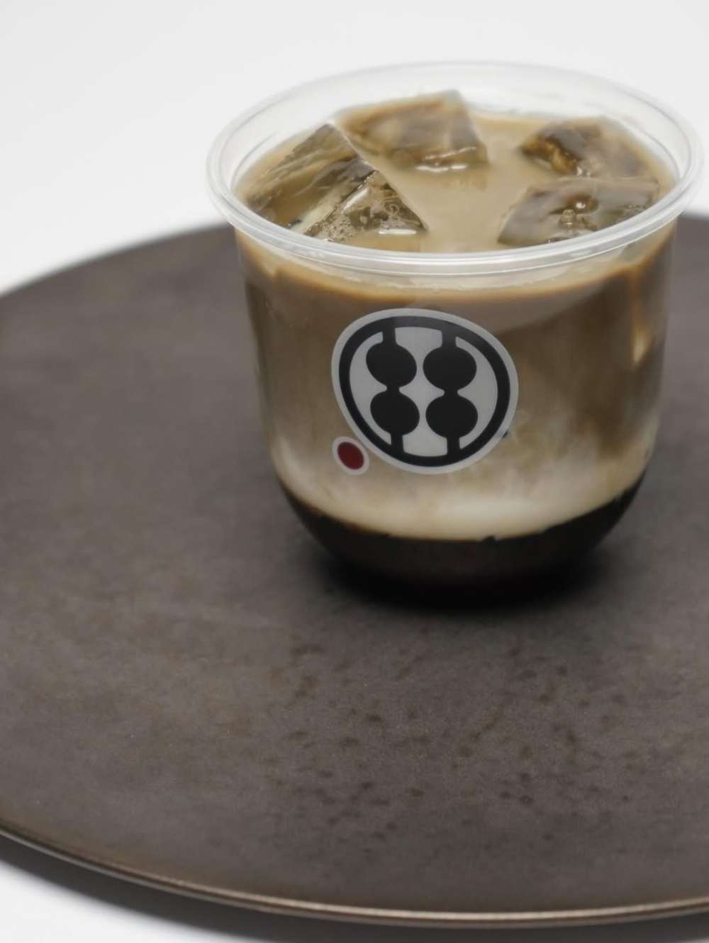 使用來自靜岡的碾茶研磨成粉製成。與一般焙茶不同