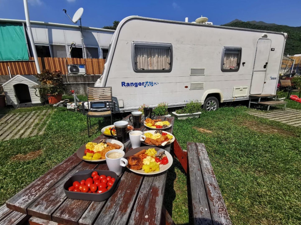 JK Club 以其獨特的露營車體驗，重新定義了香港的戶外奢華享受。