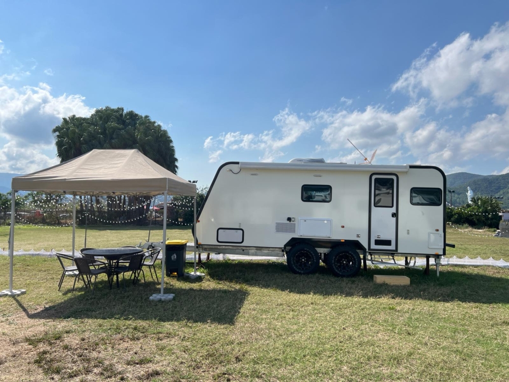 龍·Home豪華露營車營地，位於汀角村，佔地35,000呎，鄰近龍尾灘與行山徑，提供親子友好設施與海景體驗，適合情侶、家庭與團體度假。