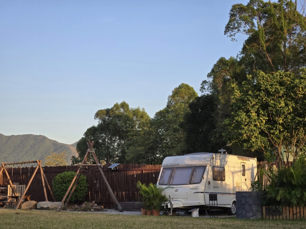 元朗錦田私の部落 Secret Clan 營地提供英式風格露營車，並附設私人草地花園，設有齊全的衛浴設施，適合2人輕露營。
