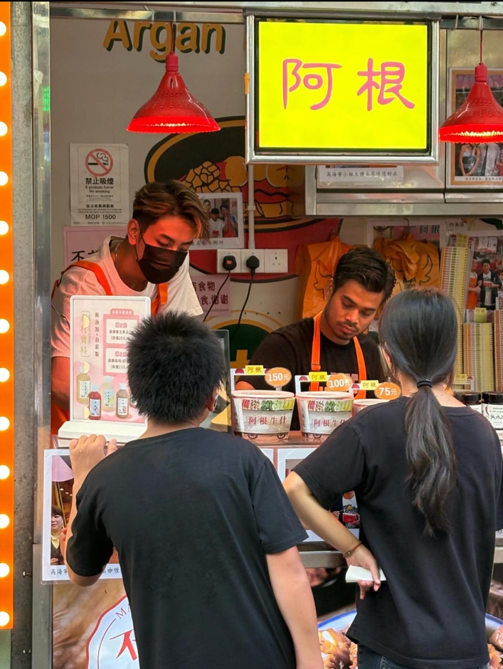 日前有網友在小紅書上分享，指在澳門某牛雜店遇到「吳卓羲」