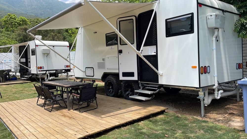 元朗 Park Nature Hillside 世外桃園露營車營地，擁有星空露營車、奢華太空艙、交通、地點及適合人數，為情侶和團體提供奢華露營選擇。