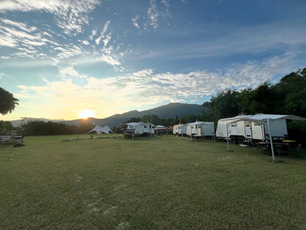 這個佔地近三萬五千呎的寬敞營地，提供了4部超豪華的露營車和1間連天台的度假屋，無論是情侶兩人世界，還是一家大小或三五好友都能找到合適的空間。