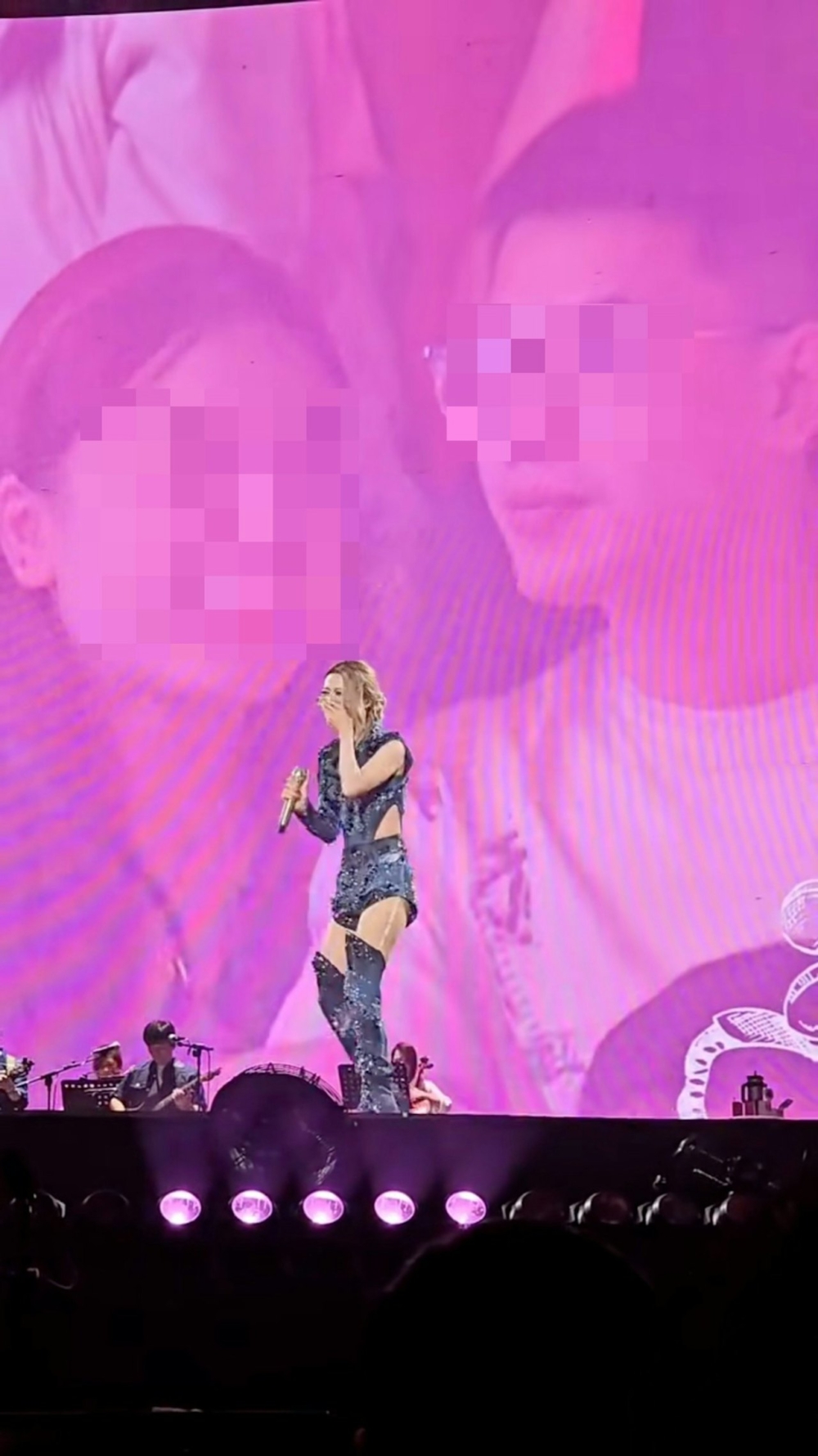 Fiona看見畫面後亦忍不住失笑，更一度笑到彎腰、無法繼續演唱。