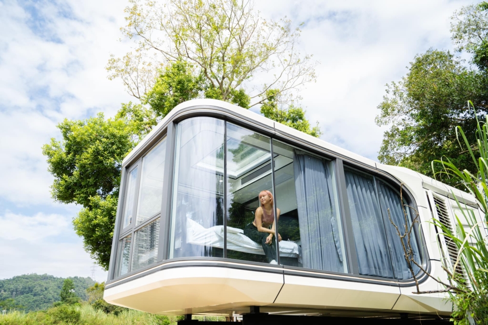 Park Nature Hillside營地提供多款主題露營車與太空艙，適合2至6人入住。