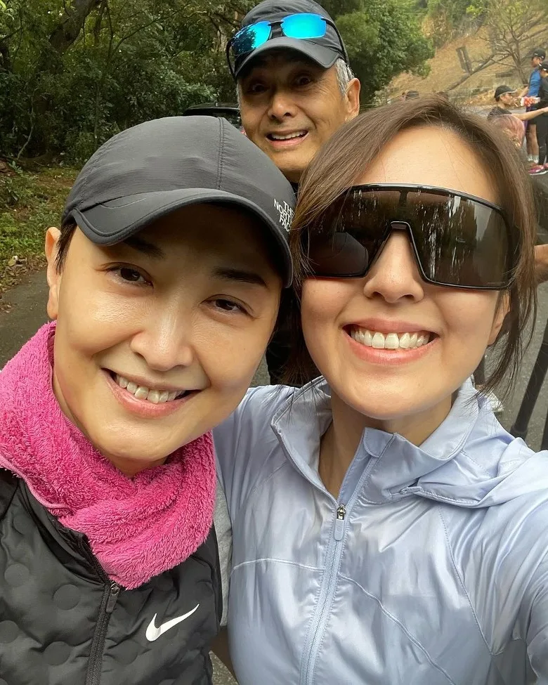 網友提議樓主可以嘗試「tag佢（發哥）啲跑友」，而當中最活躍於社交平台的便是唐詩詠