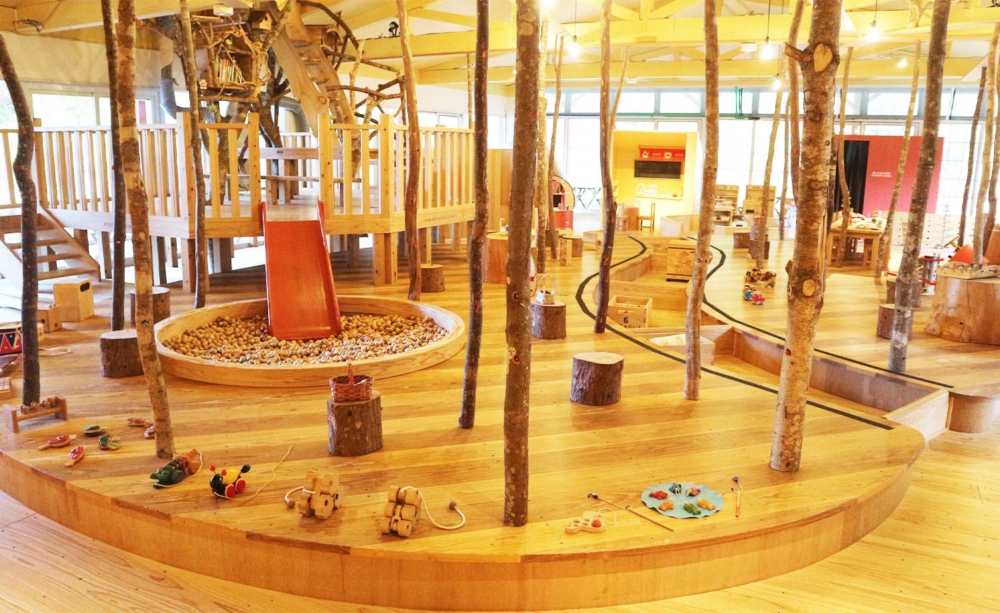 太宰府遊樂園是一座位於太宰府天滿宮旁的復古懷舊親子樂園,設有約28種適合幼兒與家庭的安全遊樂設施(如迷你過山車、碰碰車),並提供室內木製遊具及動物互動體驗,方便孩子開心放電。