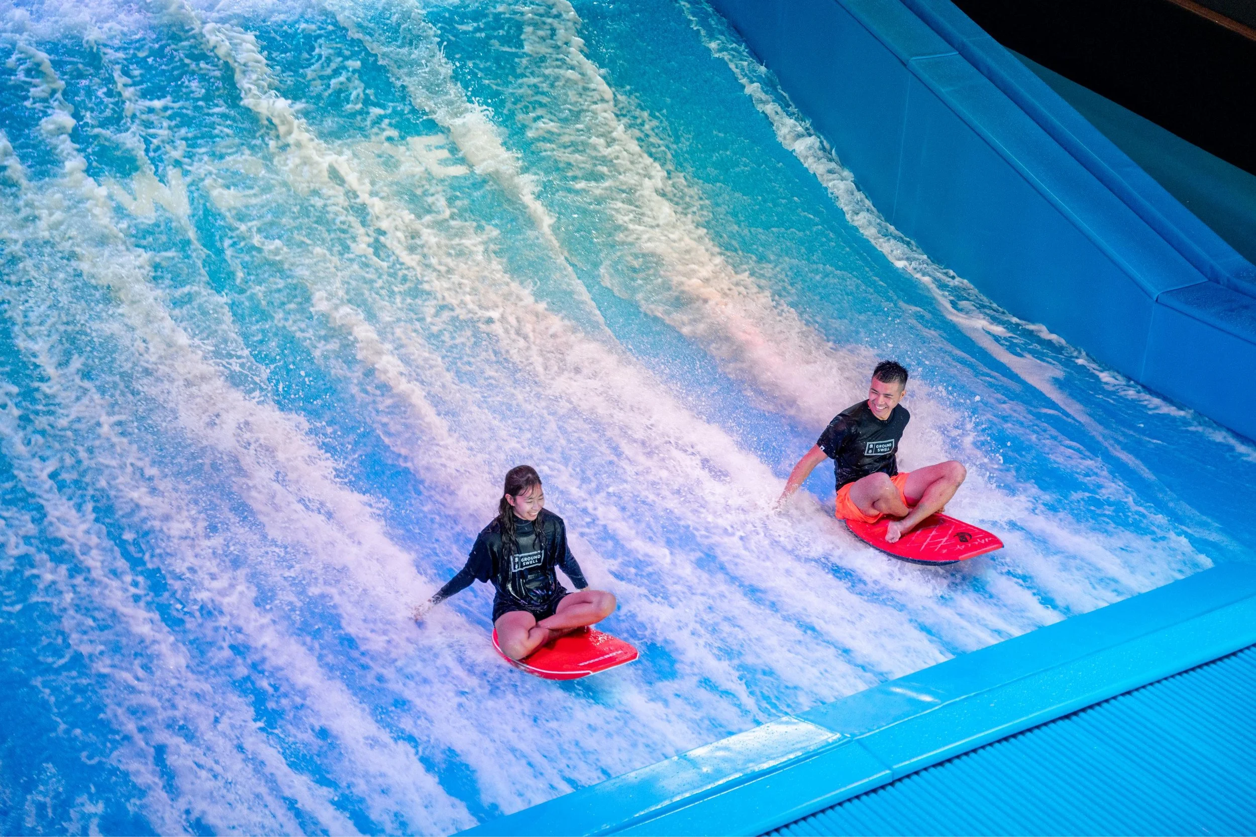 Groundswell 浪谷是啟德 AIRSIDE 首間結合 FlowRider 室內滑浪設施的東南亞度假系主題餐廳,讓食客在木系高挑空間中,邊用餐邊欣賞浪人英姿。