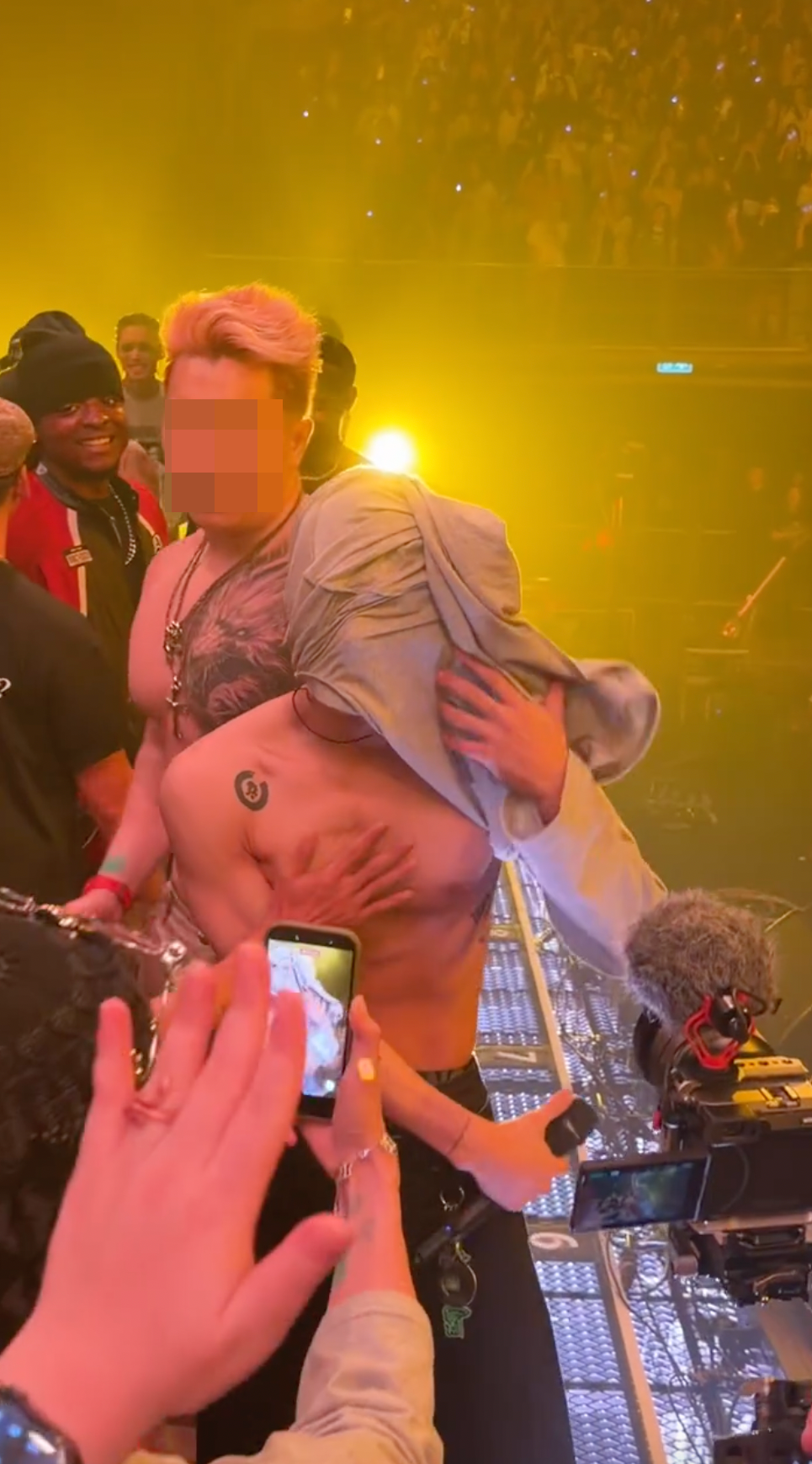 期間更有另一男粉絲突然胸襲Jackson，場面混亂！