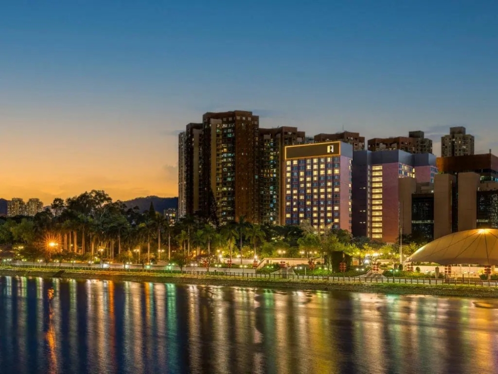 房間部分面向沙田城門河,環境寧靜;酒店與新城市廣場相連,購物、美食、娛樂一站搞定。