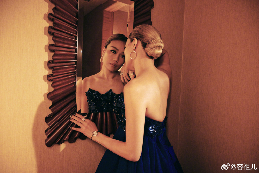 一眾嘉賓在台下的活動亦備受關注，其中成龍與容祖兒一段互動的影片近日就糟瘋傳，引起討論！