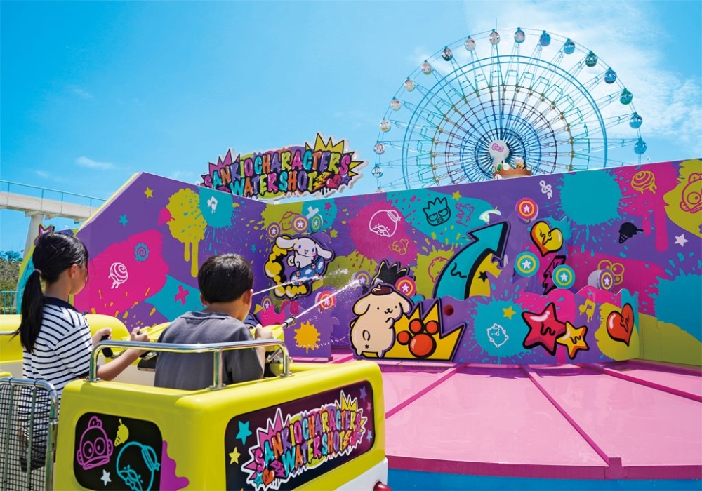 九州三麗鷗和諧樂園是以Hello Kitty、Melody等三麗鷗人氣角色為主題的戶外夢幻樂園,設有可愛的遊樂設施、角色遊行與表演秀,是粉絲與親子旅客盡情玩樂、享受童趣氛圍的天堂。