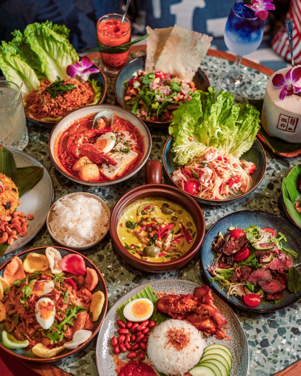 Groundswell 浪谷提供泰式大蝦粉絲煲、黃金蓮藕片等風味菜式,是潮人聚會打卡的新熱點。