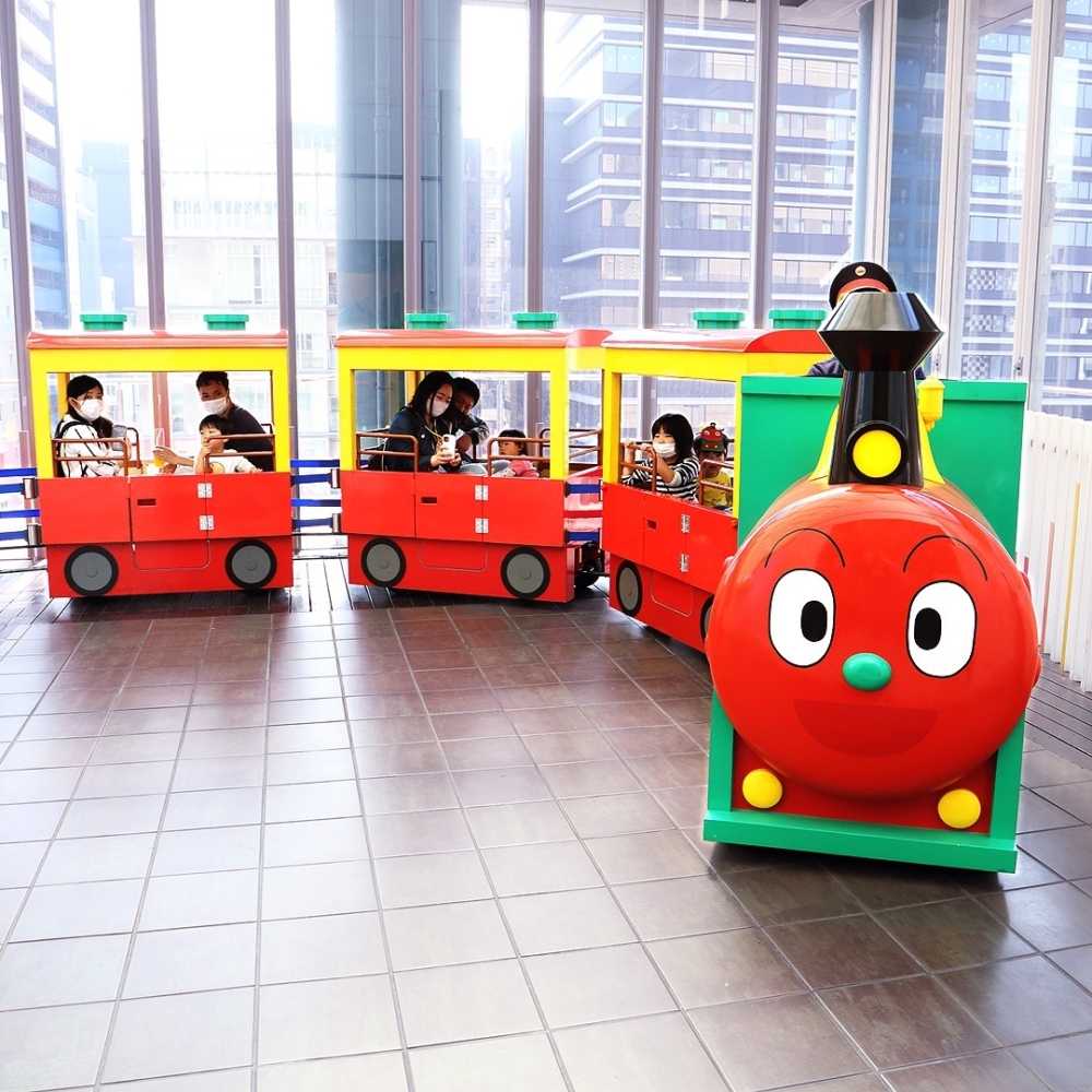 福岡麵包超人兒童博物館是位於博多Riverain Mall的室內主題樂園,完整重現麵包超人世界,提供17個主題遊樂區、角色表演秀和互動體驗(如溜滑梯、製作麵包),是不受天氣影響的親子放電天堂。