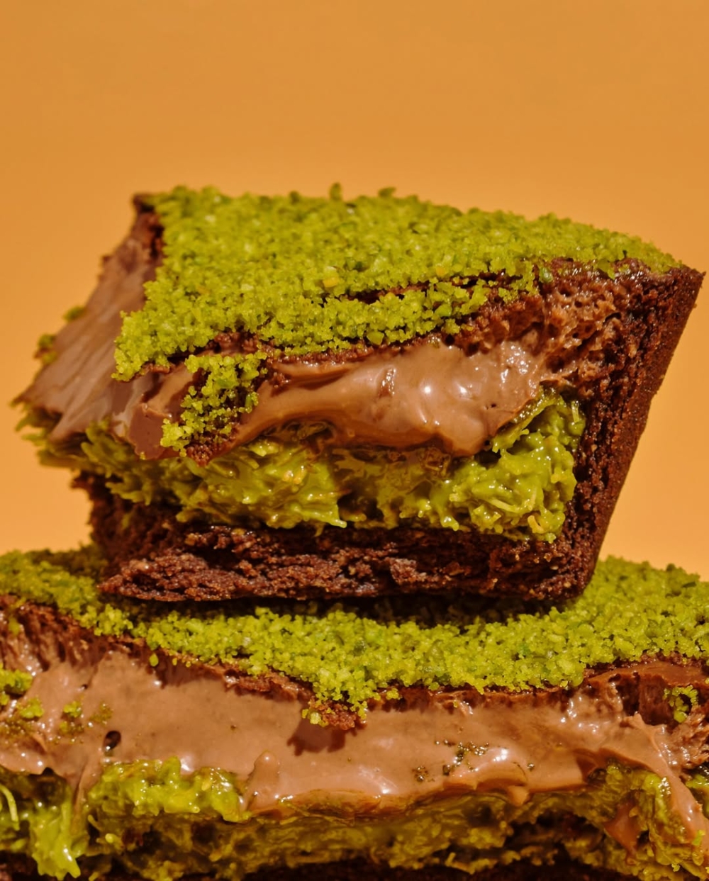 巧克力基底帶有黑巧克力微苦味，搭配開心果醬和酥脆的庫納法麵條，風味平衡。