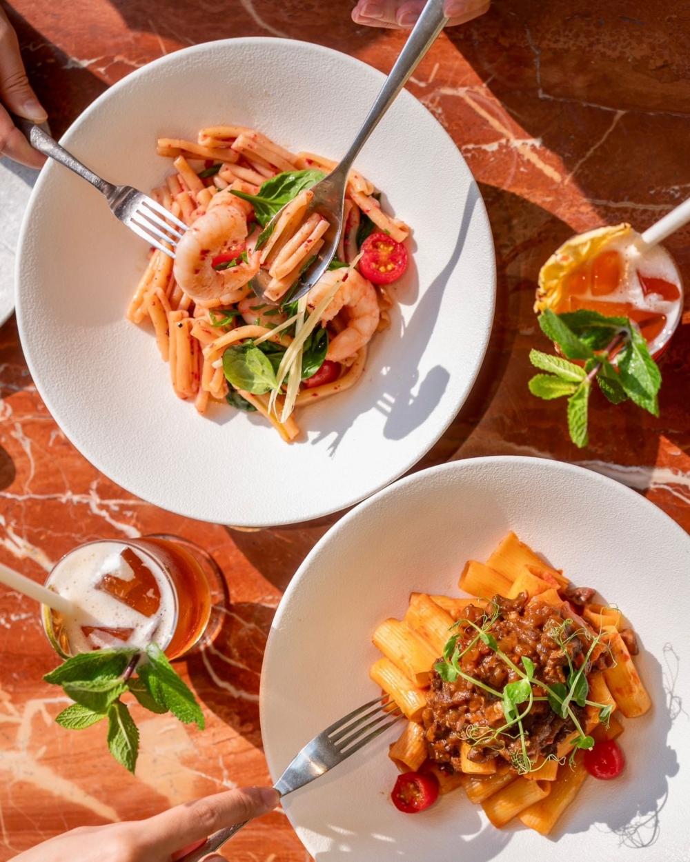 Parkside@Nina融合亞洲與西式風味,提供紅酒糟虎蝦卷意粉和特色的「Fossil Latte」朱古力蛋糕等美食。