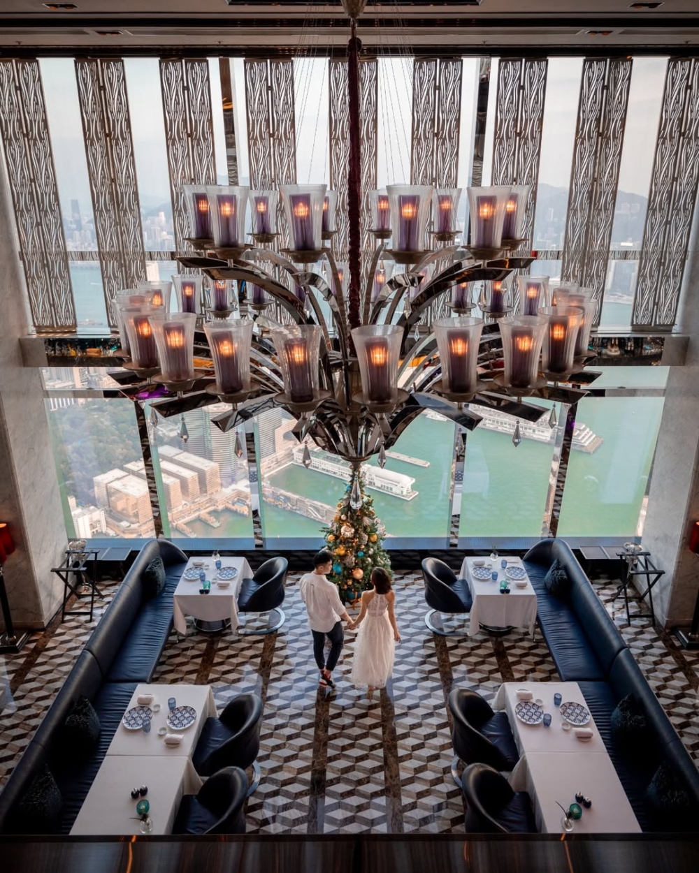 海景、紅酒、美食,簡直就是紀念日標配!坐落於麗思卡爾頓酒店 102 樓的 Tosca di Angelo,擁有壯麗維港夜景與米芝蓮星級義大利料理。