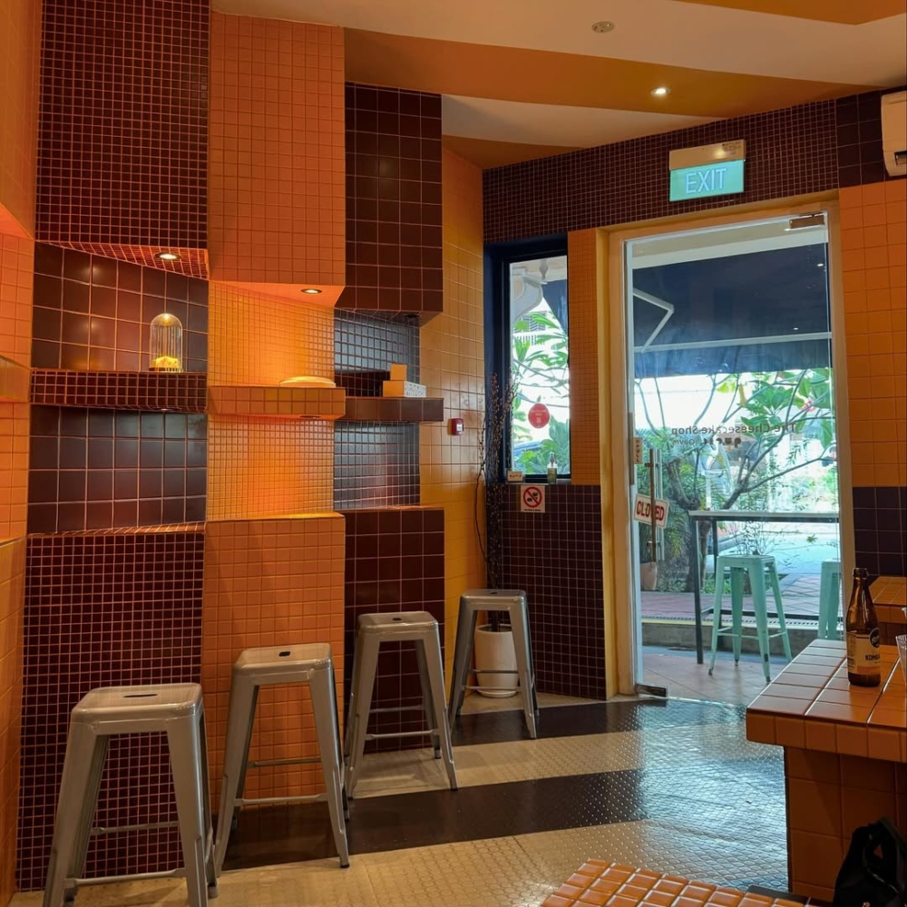  店內設計以黃白色調為主，明亮乾淨。 