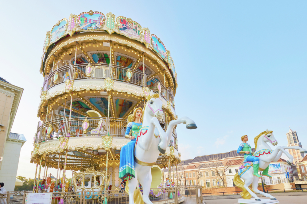 豪斯登堡是九州的**「小歐洲」夢幻度假區**,以荷蘭風情為主題,擁有風車、運河與四季花海,並設有VR、雲霄飛車等豐富設施,尤其冬季「光之王國」燈飾秀更是親子必看的壯觀亮點。