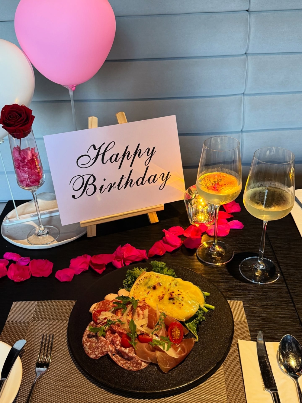 LAB EAT Restaurant & Bar是一間位於旺角和尖沙咀、氣氛浪漫的西餐廳,非常適合慶祝生日或紀念日。