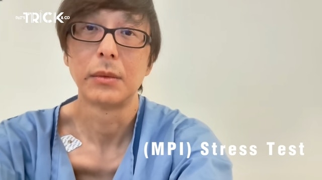 然而影片中就見，鄧健泓明顯比從前瘦了一圈，胸前鎖骨凸出