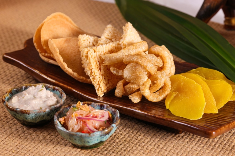集合香脆米通、蝦片、芒果乾的「泰式小食拼盤」