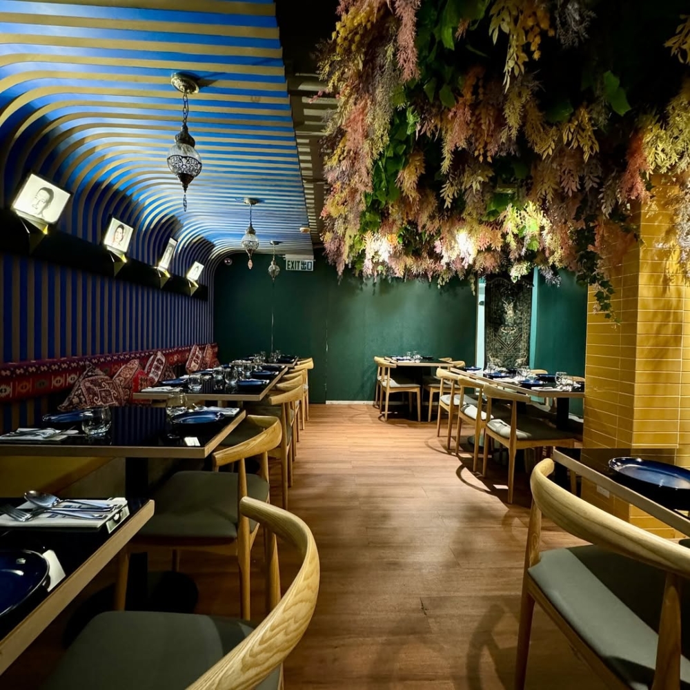 想體驗異國宮廷風?Rue Du Liban 的金藍色系裝潢與摩洛哥拱門設計,讓你彷彿置身中東。