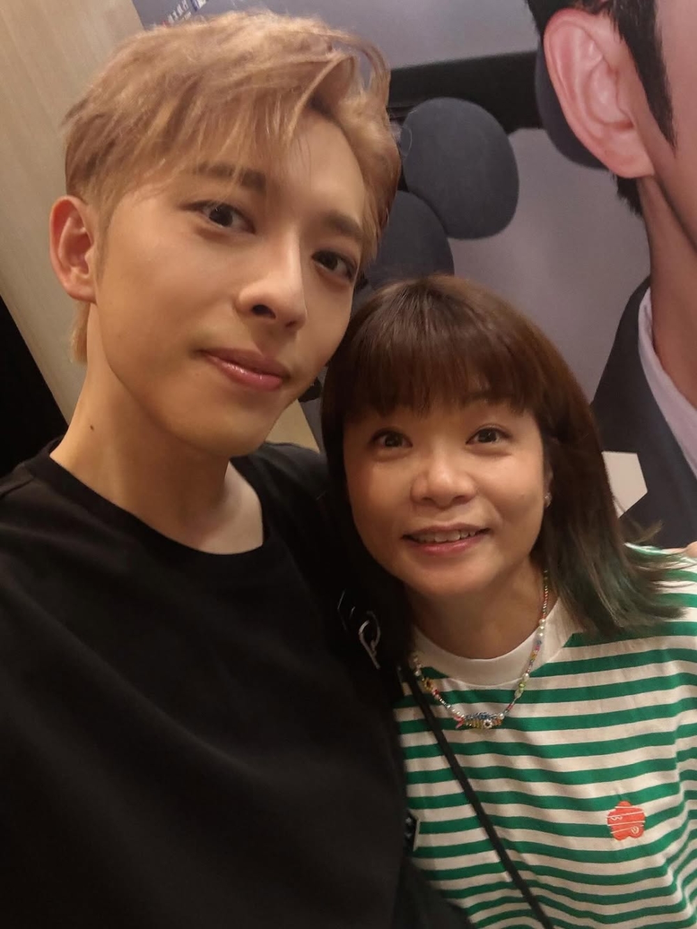 小儀多年來憑藉其強勁的口才和商業頭腦瘋狂吸金，涉足電台、電視、出書，又有開舖做生意，年賺過百萬盆滿鉢滿。