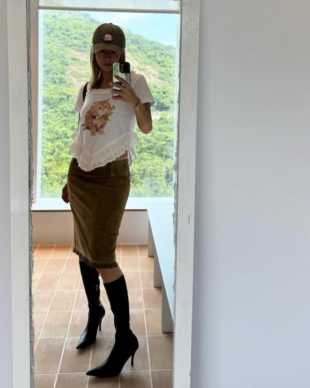 Constance更憶述當自己質疑媽媽時，徐濠縈亦只會淡然地回應，一句KO女兒質疑。