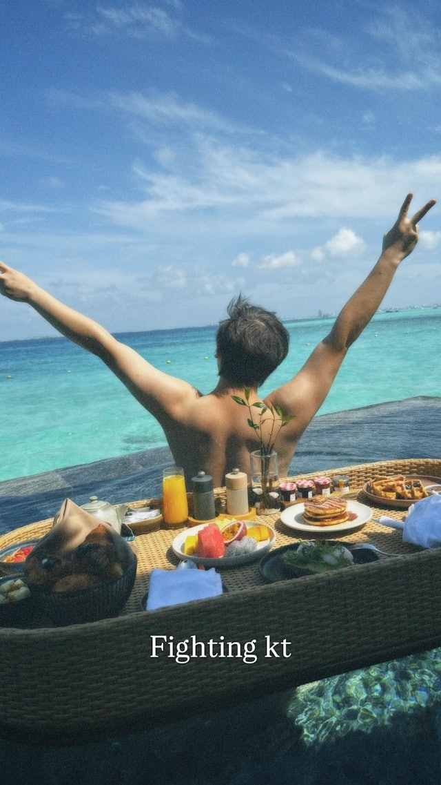 照片完美展示姜濤結實背肌，另外亦見他二頭肌相當粗壯