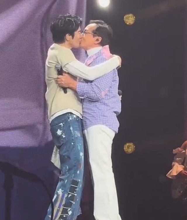 王力宏見狀亦有回應嘴對嘴與成龍於台上激吻，令現場觀眾看後嘩叫聲不斷。