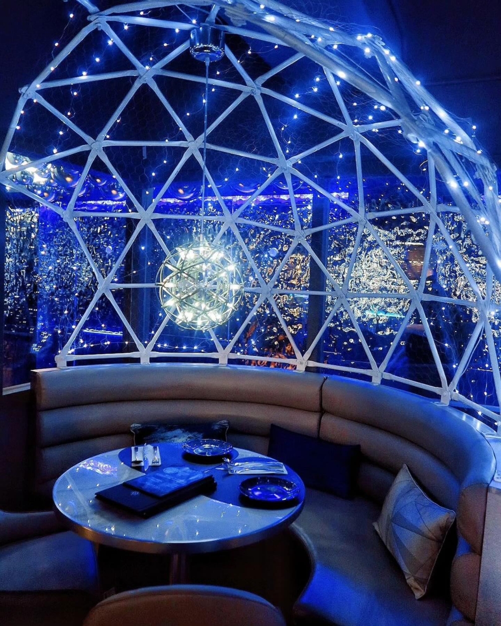 夢幻指數爆表的 Staro!整間餐廳以星空燈光作主題,藍紫色調閃爍迷人,非常適合慶生或打卡~