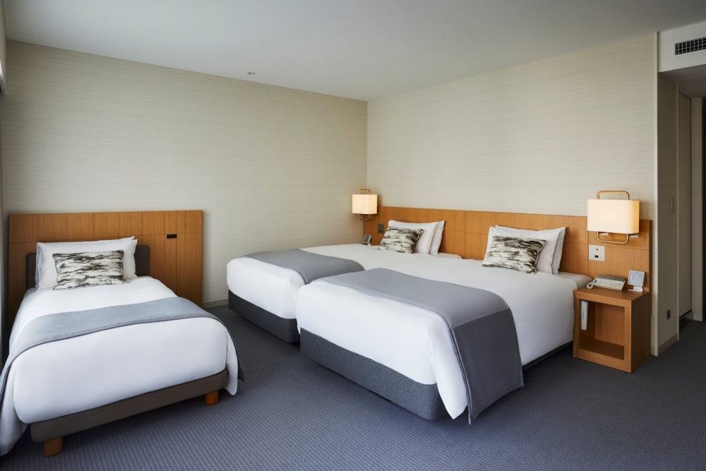 東京京王廣場大飯店位於新宿核心區,提供免費迪士尼接駁巴士,並設有幼兒泳池與托兒服務,是兼具便利交通和完善親子設施的東京家庭酒店首選。