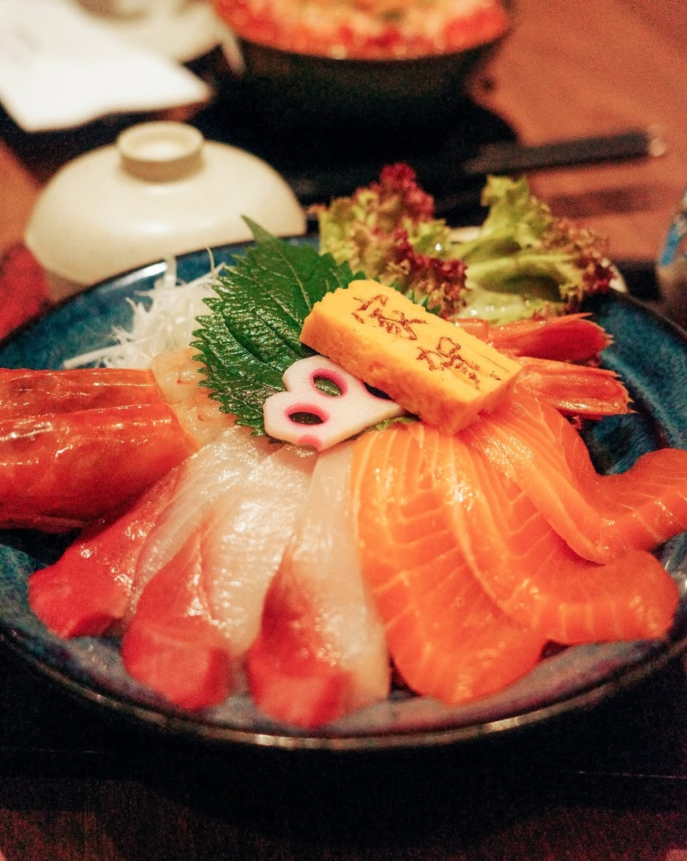 家賀屋是一間在 Threads 爆紅的日式居酒屋,提供精緻的「生日畫碟」服務,畫師能繪製客製化的卡通或偶像肖像。