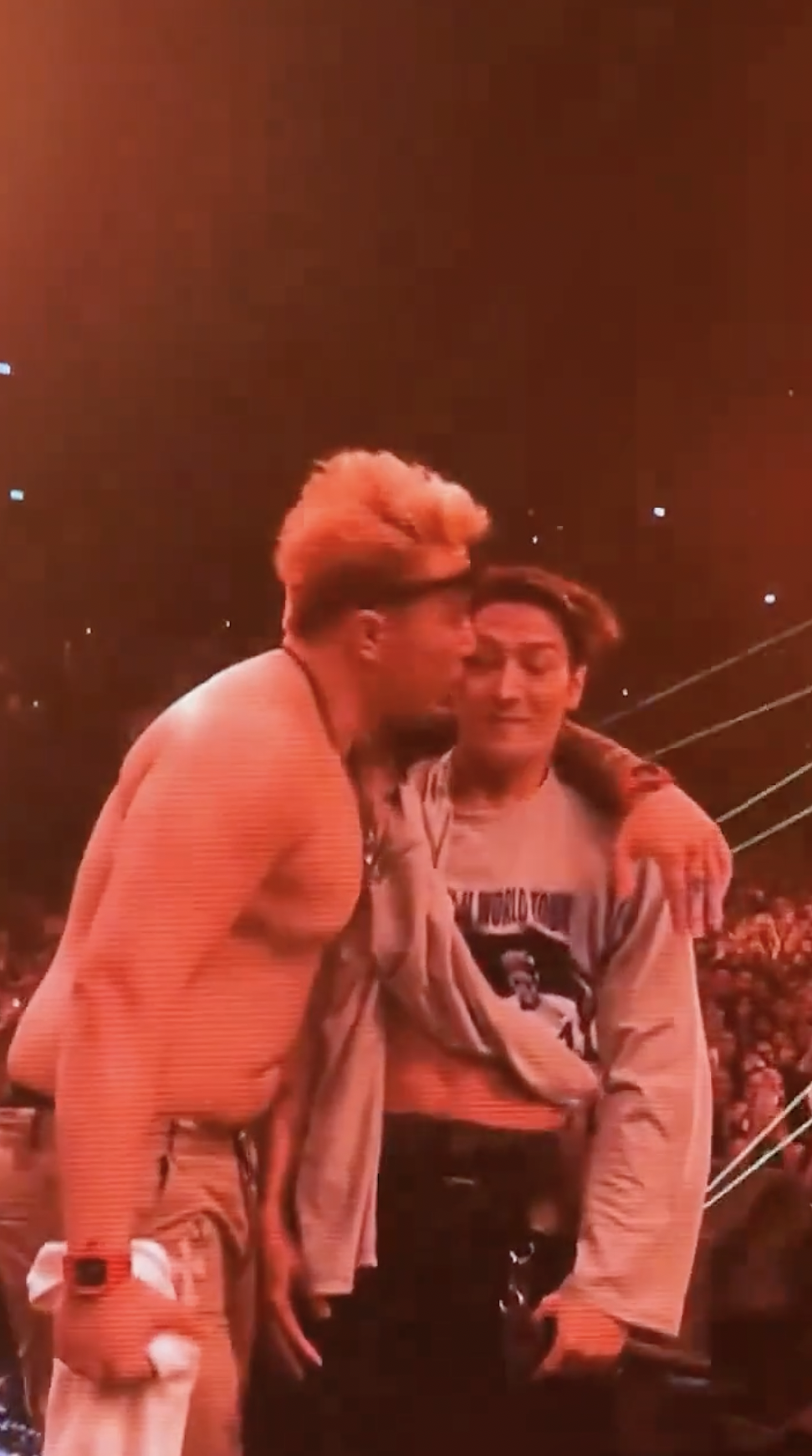 瘋傳的影片中可見，當時有一名半裸的男士突然走近王嘉爾旁邊，摟抱Jackson兼強吻其臉頰