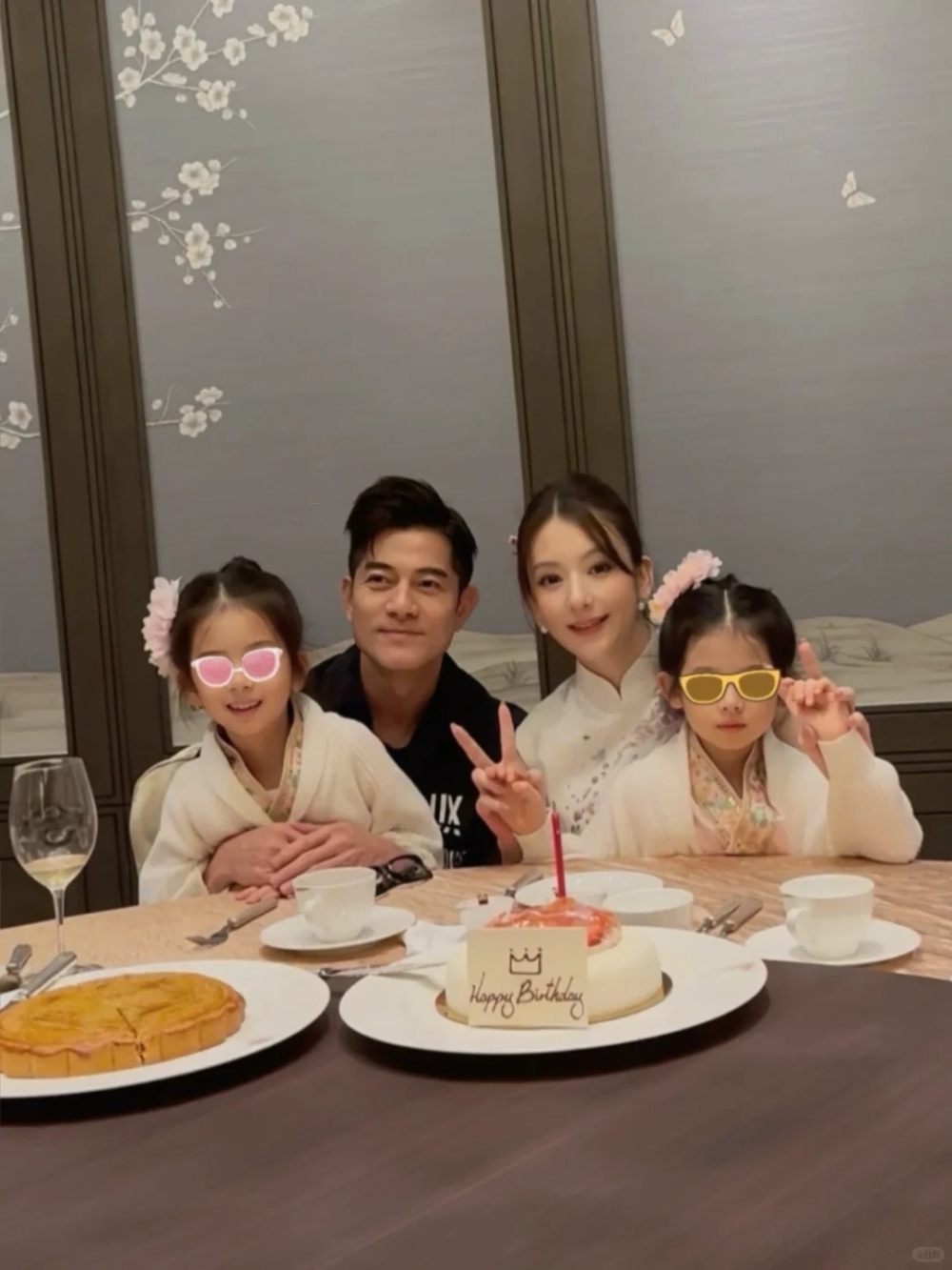 方媛日前亦有在微博上傳多張一家人慶祝中秋節的美照，照片中所見她孕肚明顯