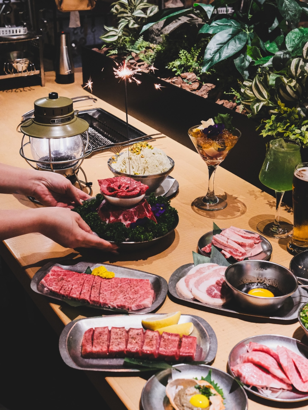 慶生時可加點煙花燒肉蛋糕搭配啤酒,是閨蜜或團體聚餐極具話題性的平價慶生好選擇。