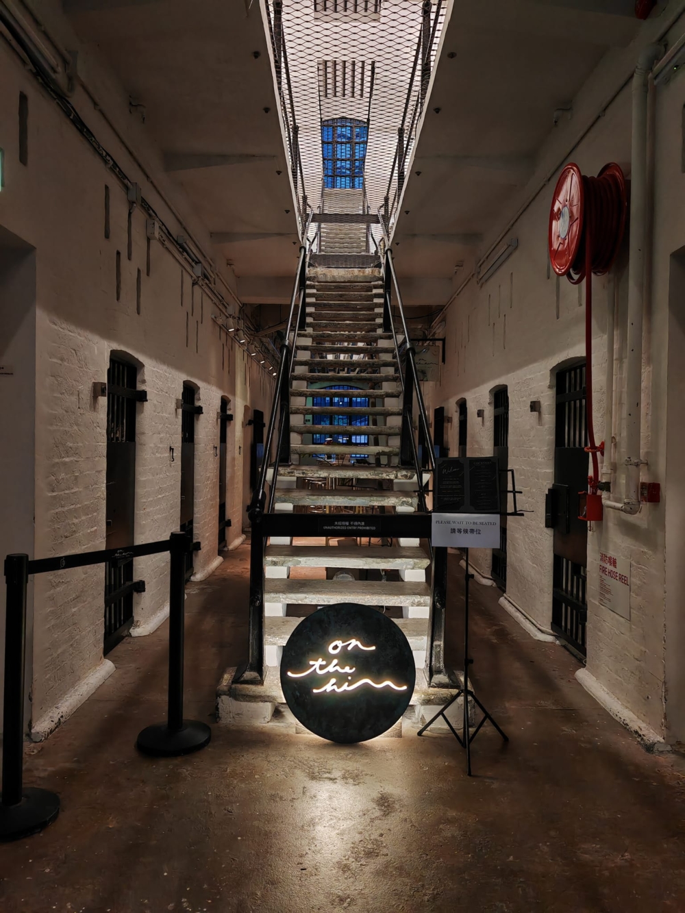 On The Hill Coffee Bar是中環大館極具話題性的「囚室」主題咖啡館,將舊監獄 E 倉改造成型格空間,提供獨特的歷史氛圍。