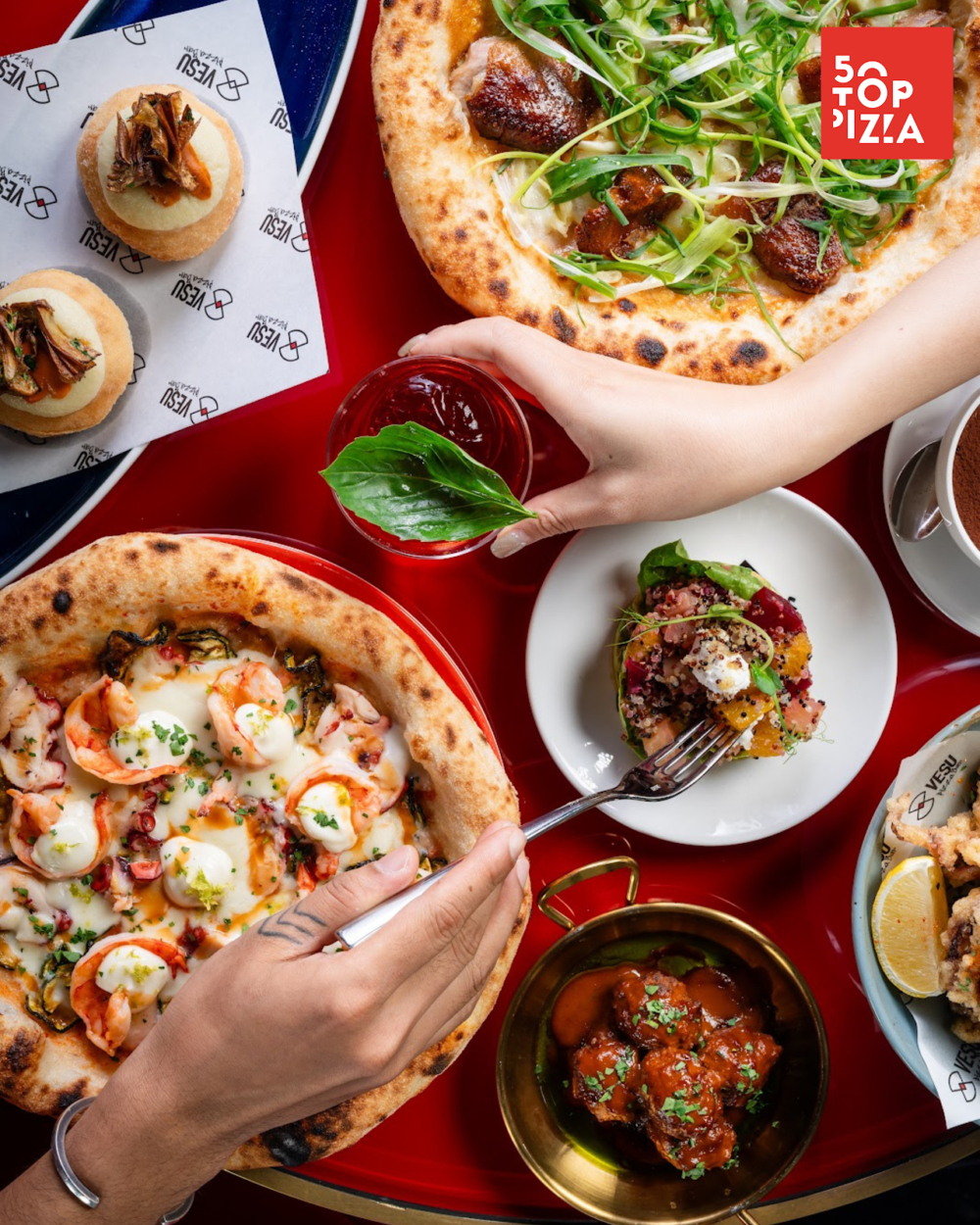 Vesu Pizza Bar 位於尖沙咀頂層,以無敵維港海景和親民價位聞名,提供正宗且充滿創意的手工拿坡里薄餅,是氣氛輕鬆的平價慶生熱選。
