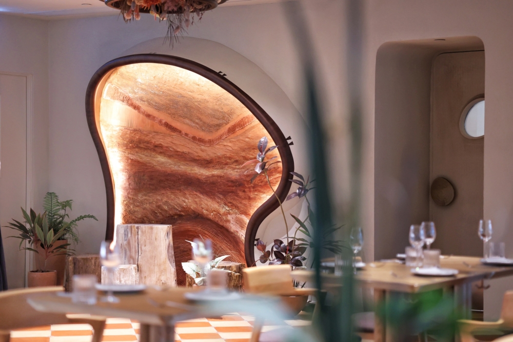 Parkside@Nina是荃灣的木化石主題餐廳,以高樓底和教堂感設計,營造出鬧市中寧靜優雅的城市綠洲氛圍。